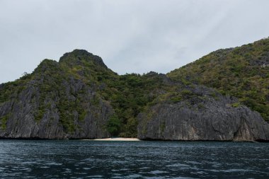 Palawan Kayaları ve Deniz Suyu. El Nido, Filipinler. Manzara. Arkaplanda kumsal.