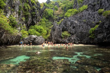 PALAWAN, PHIPPINES - 27 HAZİRAN 2018: Palawan, El Nido 'daki gizli plaj gölü. Palawan 'ın en kalabalık yerlerinden biri. C turu noktası.