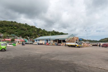 CORON, PHIPPINES - 30 HAZİRAN 2018: Coron Adası Kayangan Gölü Limanı. Gemiler park halinde ve turistleri bekliyor, PHILIPPINES - 28 Ocak 2018: Filipinler. Palawan.