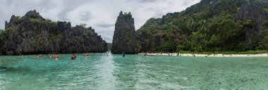 PALAWAN, PHIPPINES - 27 HAZİRAN 2018: El Nido, Palawan 'da Kalabalık Gizli Plaj. Tur C. Filipinler 'de çok popüler bir turistik yer..