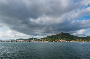 Coron Island ve Cloudy Sky arka planda. Filipinler.