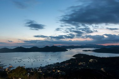 Gece Koronu Adası ve Bulutlu Gök Arkaplanda. Filipinler. Panorama fotoğrafı.
