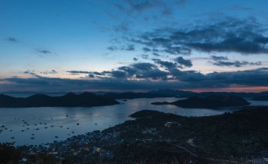 Gece Koronu Adası ve Bulutlu Gök Arkaplanda. Filipinler. Panorama fotoğrafı.