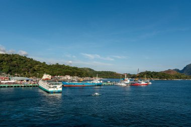 CORON, PHIPPINES - Şubat 01, 2018: Coron Island Limanı ve Feribot arka planda. Filipinler.