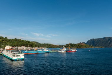 CORON, PHIPPINES - Şubat 01, 2018: Coron Island Limanı ve Feribot arka planda. Filipinler.