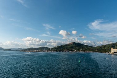 Coron Adası ve feribotlar arka planda. Manzara fotoğrafı, Arkaplanda Dağ. Filipinler.