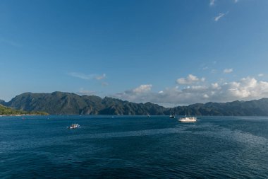CORON, PHIPPINES - Şubat 01, 2018: Coron Island Limanı ve Feribot arka planda. Filipinler.
