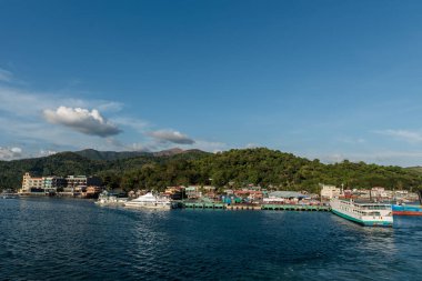 CORON, PHIPPINES - Şubat 01, 2018: Coron Island Limanı ve Feribot arka planda. Filipinler.