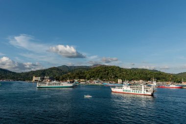 CORON, PHIPPINES - Şubat 01, 2018: Coron Island Limanı ve Feribot arka planda. Filipinler.