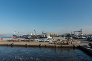 MANILA, PHILIPPINES - Şubat 02, 2018: dağınık giriş Manila Limanı. Arka planda vinç ve sahil.