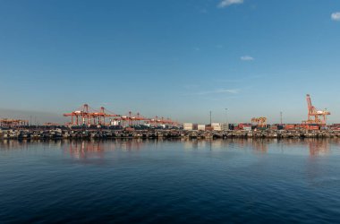 MANILA, PHILIPPINES - Şubat 02, 2018: dağınık giriş Manila Limanı. Arka planda vinç ve sahil.