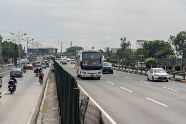 MANILA, Filipinler - Şubat 02, 2018: Manila, Filipinler 'de trafik. Arkaplanda toplu taşıma araçları.