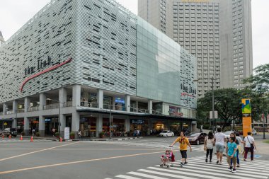MAKATI, PHILIPPINES - Şubat 02, 2018: Filipinler 'deki Makati Business Distric. Gökdelen ve dükkanları olan bir iş alanı.