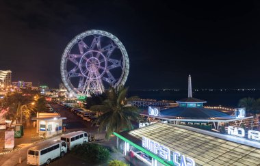 MANILA, PHILIPPINES - ŞUBAT 03, 2018: Manila, Pasay 'daki Asya alışveriş merkezi. Arka planda dönme dolap olan uzun pozlu gece fotoğrafı çekimi.