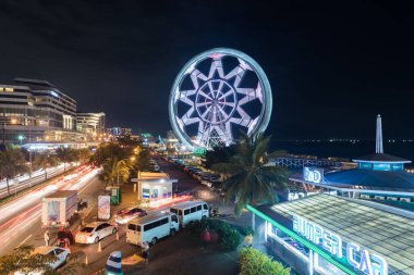 MANILA, PHILIPPINES - ŞUBAT 03, 2018: Manila, Pasay 'daki Asya alışveriş merkezi. Arka planda dönme dolap olan uzun pozlu gece fotoğrafı çekimi.