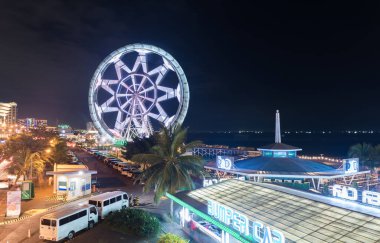 MANILA, PHILIPPINES - ŞUBAT 03, 2018: Manila, Pasay 'daki Asya alışveriş merkezi. Arka planda dönme dolap olan uzun pozlu gece fotoğrafı çekimi.