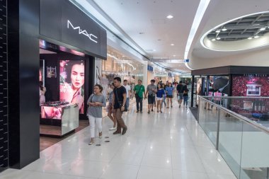 MANILA, PHILIPPINES - Şubat 03, 2018: Manila, Pasay 'daki Asya Alışveriş Merkezi. İnsanlarla dolu alışveriş merkezi.