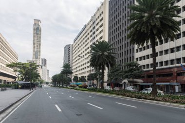 MANILA, PHILIPPINES - Şubat 04, 2018: Makati Şehri, Filipinler. Boş Sokak. Bu iş alanı hafta sonu neredeyse boş..