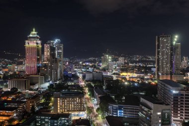 CEBU, PHIPPINES - ŞUBAT 06, 2018: Arkaplanda Binaların Işıkları olan Gece Cebu Cityscape. Filipinler.