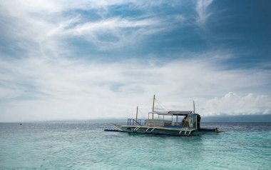 MALAPASCUA, PHILIPPINES - 7 Şubat 2018: Malapascua, Filipinler 'deki boş plaj. Açık mavi gökyüzü ve okyanus suyu.