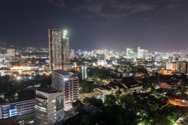 CEBU, PHIPPINES - ŞUBAT 06, 2018: Arkaplanda Binaların Işıkları olan Gece Cebu Cityscape. Filipinler.