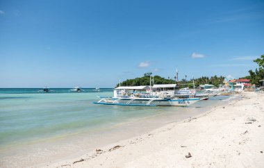 MALAPASCUA, PHILIPPINES - 09 Şubat 2018: Malapascua plajı. Arkaplanda Boş Tekneler olan Parlak Beyaz Kum. Filipinler.