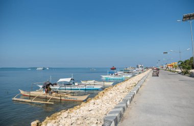 BOHOL, PHIPPINES - 11 Şubat 2018: Bohol Adası, Filipinler kıyıları. Arka planda tekne ve toplu taşıma.