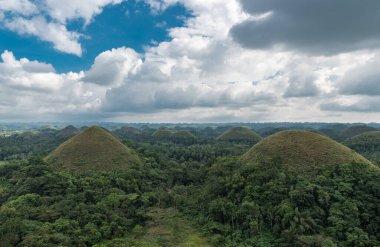 Bohokl, Filipinler 'deki çikolata tepeleri. En az 1260 tepe var ama 1,776 kadar da tepe olabilir. Filipinler 'deki en ünlü gezici nesne..
