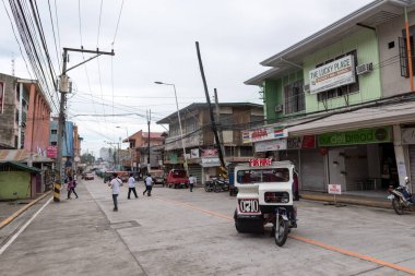 BOHOL, PHIPPINES - 14 Şubat 2018: Filipinler 'deki Bohol Adası şehri. Toplu Taşımacılık Üçlüsü ve Sokaktaki İnsanlar.