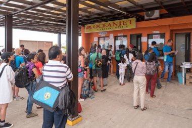 BOHOL, PHIPPINES - 14 Şubat 2018: Filipinler, Bohol Adası 'ndaki Tagbilaran limanında insanlar bilet satın alıyor.
