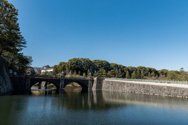 Chiyoda Parkı 'ndaki nehir, İmparatorluk Sarayı bölgesi. Manzaralı bir yer. Arka planda açık mavi gökyüzü. Arkaplanda Köprü.
