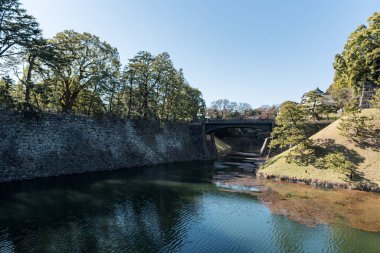 Chiyoda Parkı 'ndaki nehir, İmparatorluk Sarayı bölgesi. Manzaralı bir yer. Arkaplanda açık mavi gökyüzü