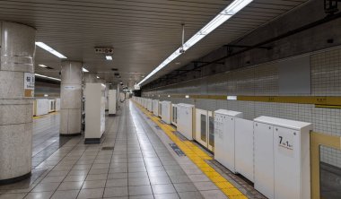 TOKYO, JAPONYA - 18 Şubat 2018 Tokyo Metro İstasyonu, Japonya. İnsan yok, tren yok..