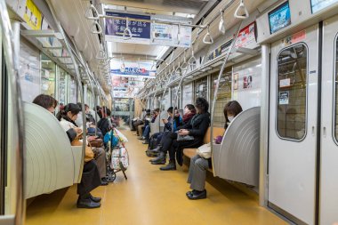 TOKYO, JAPONYA - 18 Şubat 2018: Tokyo Metro Treni 'nde İnsanlar Oturuyor. Tokyo 'da metro, Japonya.