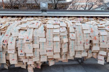 TOKYO, JAPONYA - 18 Şubat 2018: Tokyo 'daki türbe ve dilekleri olan bir sürü ahşap tabak.