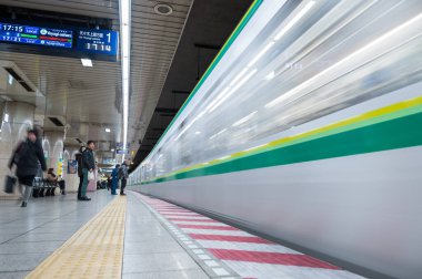 TOKYO, JAPONYA - 18 Şubat 2018: Hızlı Hareket Eden Tren ve Bulanık İnsanlarla Tokyo Metro İstasyonu.