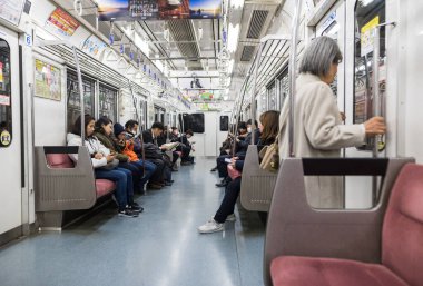 TOKYO, JAPONYA - 19 Şubat 2018: Tokyo Metro İstasyonu Uyuyan İnsanlar ve Gezginlerle.