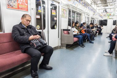 TOKYO, JAPONYA - 19 Şubat 2018: Tokyo Metro İstasyonu Uyuyan İnsanlar ve Gezginlerle.
