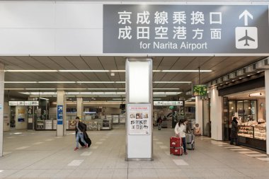 TOKYO, JAPONYA - 19 Şubat 2018: Tokyo Nippori Metro İstasyonu İnsanlarla ve Yönetmenle Narita Havaalanı