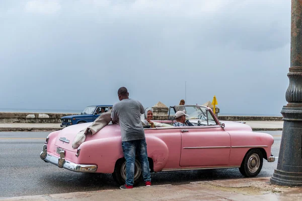 哈瓦那 2017年10月21日 古巴哈瓦那的老爷车 Pannnig 复古车辆通常用作当地居民和游客的出租车 粉红色的颜色 雨天覆盖天台 — 图库照片