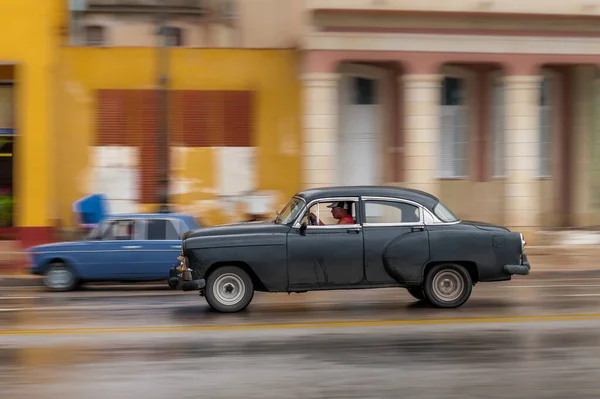 哈瓦那 2017年10月21日 古巴哈瓦那的老爷车 Pannnig 复古车辆通常用作当地居民和游客的出租车 — 图库照片