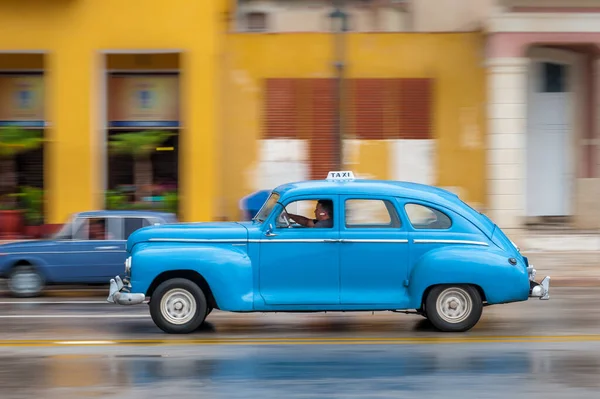 Havana Cuba 2017年10月21日 キューバ ハバナの旧車 パンニングだ レトロな車は通常 地元の人々や観光客のタクシーとして使用します — ストック写真