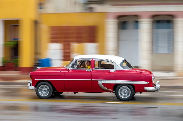 哈瓦那 2017年10月21日 古巴哈瓦那的老爷车 Pannnig 复古车辆通常用作当地居民和游客的出租车 红颜色 — 图库照片