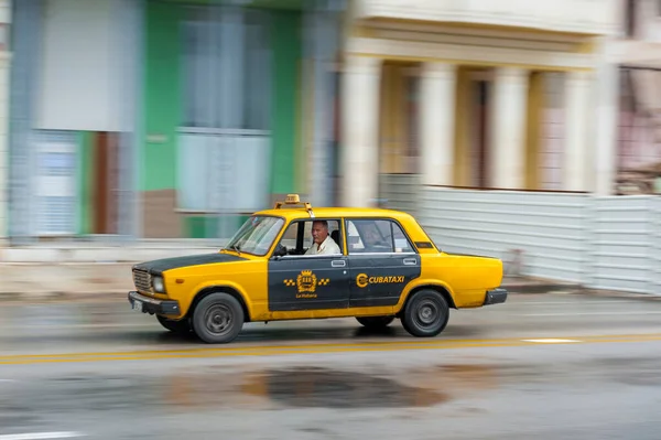哈瓦那 2017年10月21日 古巴哈瓦那的老爷车 Pannnig 复古车辆通常用作当地居民和游客的出租车 Yelllow Color Lada — 图库照片