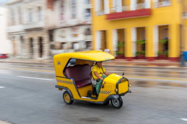 Havana Cuba Ottobre 2017 Yellow Tuk Tuk Taxi Vehicle Avana — Foto Stock