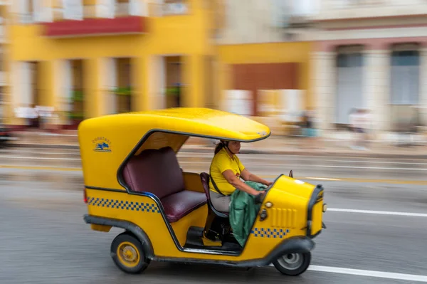 Havana Kuba Oktober 2017 Yellow Tuk Tuk Taxi Vehicle Havanna — Stockfoto