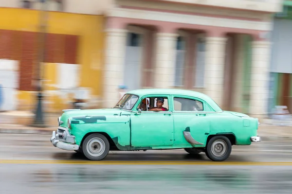 哈瓦那 2017年10月21日 古巴哈瓦那的老爷车 Pannnig 复古车辆通常用作当地居民和游客的出租车 绿颜色 — 图库照片
