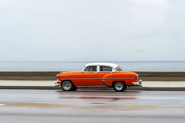 哈瓦那 2017年10月21日 古巴哈瓦那的老爷车 Pannnig 复古车辆通常用作当地居民和游客的出租车 加勒比海背景 — 图库照片