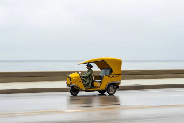 Havana Cuba Ekim 2017 Havana Küba Sarı Taksi Tuk Tuk — Stok fotoğraf