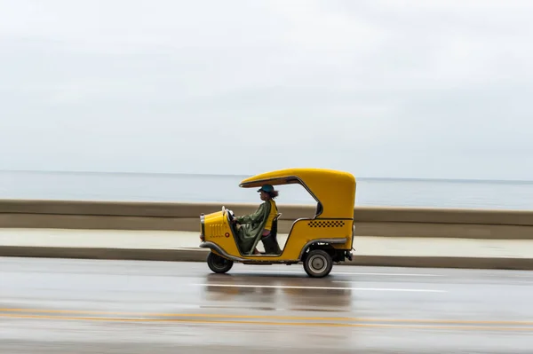 Havana Cuba Oktober 2017 Yellow Taxi Tuk Tuk Vehicle Havanna — Stockfoto